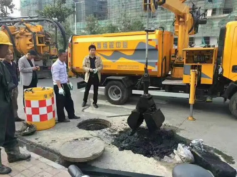 荔波街道：网格员化身“清道夫”，为民解忧疏通“堵心”化粪池